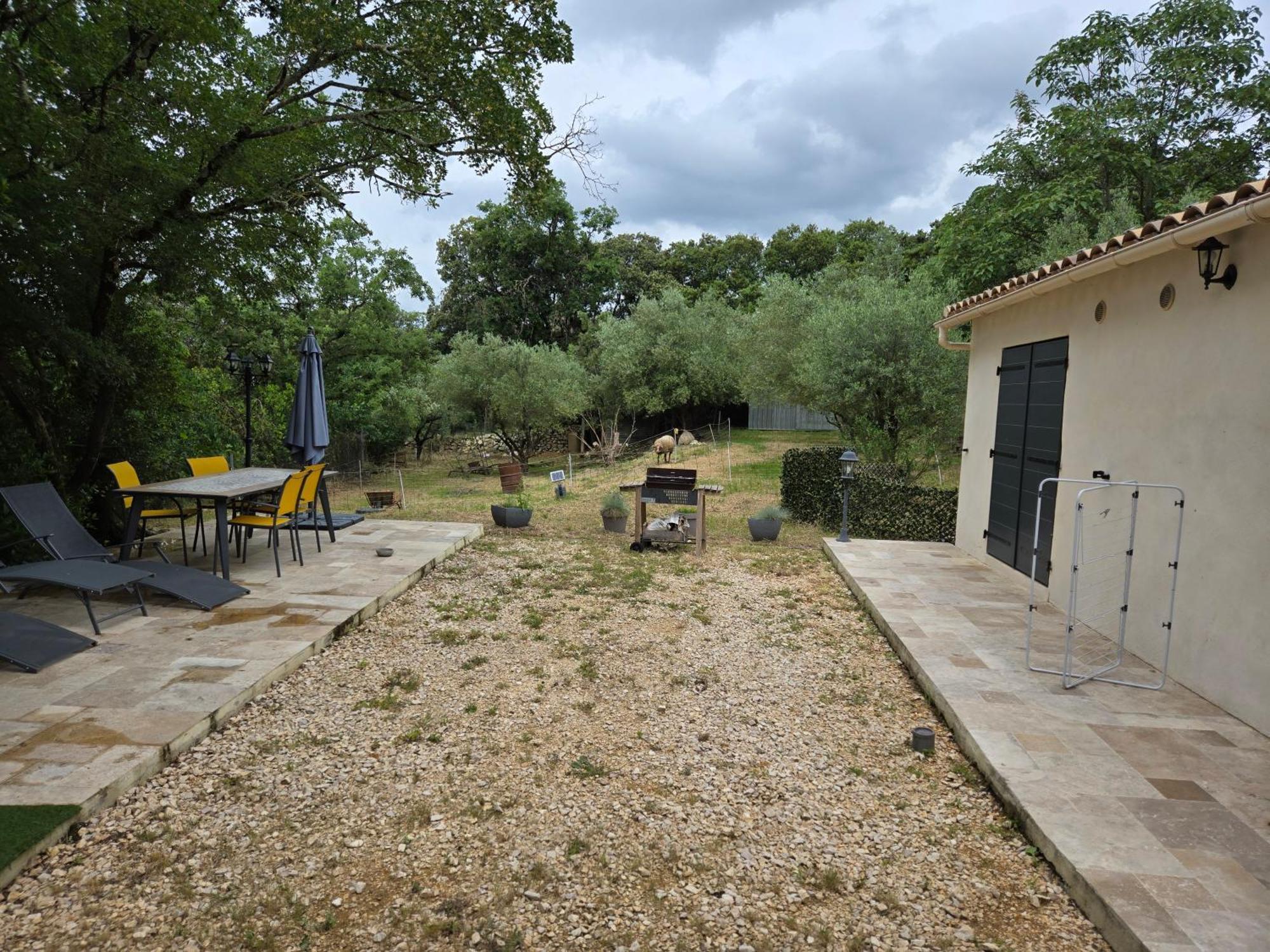 Appartement De Charme Avec Jaccusi Vezenobres Exterior foto